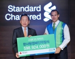 리차드 힐 한국스탠다드차타드금융지주 대표이사(사진 오른쪽)가 이동건 사회복지공동모금회 회장에게 기부금을 전달하고 있다.