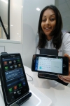 스페인 바르셀로나에서 열린 Mobile World Congress 2012 에서 LG전자가 거치대형 무선 충전 패드를 이용해 무선 충전 기술을 선보이고 있는 사진입니다.