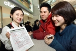 KT는 공항 올레로밍센터에서 국내 최초로 아이패드를 통한 상담서비스를 제공하고, 인천공항 내 ‘데이터로밍 전용부스’를 운용하는 등 간편하면서도 전문화된 로밍 상담을 선보인다. 사진