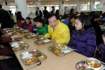 강운태 광주시장, 개학 첫날 학교급식 배식활동 나서