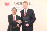 랑세스 악셀 하이트만(Axel C. Heitmann) 회장 (오른쪽) 과 싱가포르 석유화학공사 아키라 요네무라(Akira Yonemura) 상무이사가 부타디엔 장기 공급 계약 체결