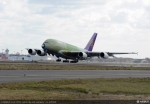 타이항공 A380 1호기가 처녀비행을 위해 프랑스, 툴루즈 공항에서 이륙하는 모습