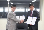 김승업 영화의전당 대표이사(왼쪽)와 권응환 부산시교육청 교수학습기획과 장학관이 협약을 체결한 후 기념촬영을 하고 있다.