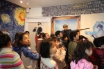 트릭포토 미술관에서 홍연초등학교 학생들이 사진작가 김기춘씨로부터 3D사진 촬영에 대한 현장 강의을 듣고있다