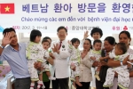 중앙대학교병원 김성덕 원장(왼쪽에서 5번째)이 수술 전 베트남에서 온 어린이 환자들 및 보호자와 기념촬영을 하고 있다.