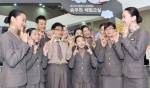 아시아나항공은 16일 일산 킨텍스(KINTEX)에서 열린 '2012 대한민국 교육기부 박람회'에서 승무원 체험교실을 실시했다. 이날 행사에 참가한 학생들이 아시아