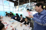 대한항공은 지난 3월 16일부터 18일까지 3일간의 일정으로 경기도 일산 킨텍스(KINTEX)에서 개최된 ‘2012년 대한민국 교육기부 박람회’에 참가해 관람객들에게 다양한 교육 