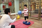 부산 사하구 하단동 당리동 소재 소아성장치료전문 김시현 한의사는 성장을 방해하는 근본적 원인을 파악하는 것이 가장 중요하다고 말하고 있다. 근본적 원인만 파악된다면 그에 맞춘 기혈