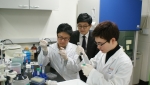 건국대 미생물공학과 안성관 교수(가운데), 배승희 박사(왼쪽) 및 김가람 학생이 암세포에 인위적으로 뮬란을 넣은 후 나타나는 항암효과에 대한 실험을 하고 있다.