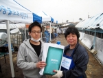 지난 18일, 충북 성환에 위치한 유기견 보호소 ‘반송원’에서 동물보호시민단체 카라(KARA) 임순례 대표에게 자사의 동물의약품 제품을 전달한 메리알 코리아.