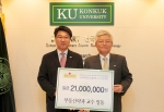 건국대 부동산학과 교수들이 19일 학문단위평가에서 1위를 차지해 받은 상금 2,100만원 전액을 제자들을 위한 장학금으로 내놓았다. 교수들을 대표해 유선종 교수(왼쪽 )이 학생들을