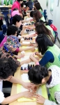 건국대 산업대학원 항장학과 학생들의 학과단위 단체 봉사활동인 ‘우리 10년 젊어지는 날’ 행사는 2008년 9월부터 시작돼 4년째를 맞고 있다. 매월 셋째 주 화요일마다 지역 어르