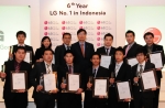 21일 자카르타 리츠칼튼 호텔에서 열린 ‘2011 LG No.1’ 행사에서 LG전자 김원대 인도네시아 법인장(전무, 윗줄 가운데)이 인도네시아 법인 직원들과 기념촬영을 하고있다.