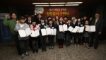 ‘에듀윌 장학생 장학증서 수여식’에서 장학금을 수여 받은 장학생들과 학부모, 사회복지시설 관계자, 에듀윌 임직원들이 기념촬영을 하고 있다