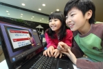 KT는 전국의 초중고 학생들이 NEAT(국가영어능력평가시험)를 대비할 수 있도록 ‘올레TV스쿨’에 NEAT 전용관을 개설했다. 사진은 학생들이 PC를 이용해 올레TV스쿨 학생용 서
