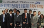 건국대 줄기세포연구센터 이정익교수(오른쪽 6번째)와 (주)JMS 히로시마 중앙연구소 스즈키 코지 실장(왼쪽 5번째)이 공동연구계약에 서명 한 후 기념촬영을 하고 있다.