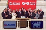 앨리슨 트랜스미션 임원진들이 3월 15일 뉴욕증권거래소에서 자사의 IPO(기업공개)를 축하하고 있다. 중앙 오른편 금색타이를 한 이가 앨리슨 트랜스미션의 CEO 로렌스 듀위 (La