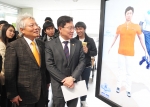 윤상직 지식경제부 차관(오른쪽)이 27일 김진규 건국대 총장(왼쪽)과 함께 대학생들 앞에서 직접 3D 인체 스캐닝을 한 후, 아바타를 생성, 아바타에 가상 패션 피팅을 해보는등 섬