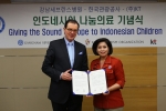 나눔의료 추진을 위한 공사-SIKIB 업무협약 체결식 [왼쪽부터 한국관광공사 이참 사장, 인니정부각료배우자연대(SIKIB) 라트나 시나르 사리 조꼬 수얀또(Ratna Sinar S