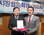 파생시장협의회(KOSDA)가 지난 28일 서울 명동 은행연합회에서 주최한 ‘제7회 KOSDA 어워즈’에서 은행 부문 최우수 파생금융기관 상을 수상한 스탠다드차타드은행의 양정우 전무