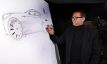 피터 슈라이어 기아차 디자인 총괄 부사장이 기아차의 새로운 디자인 방향성을 설명하기 위해 현장에서 K9의 스케치 작업을 직접 시연하고 있는 모습.