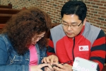 LG전자가 29일 오후 강남구 개포동 소재의 하상장애인복지관에서 시각장애인 20명을 초청, ‘책 읽어주는 폰’을 전달했다. LG전자 MC연구소 최이원 책임연구원이 시각장애인들에게 
