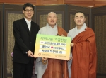 (좌측으로부터) LG유플러스 모바일사업부장 임찬호 상무, 자승스님, 혜민스님이 기부금 전달식을 하고 있는 모습.