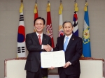 KB국민은행 민병덕 은행장(좌측)과 김관진 국방부장관(우측)이 업무협약(MOU) 체결후 기념촬영을 하고 있다.