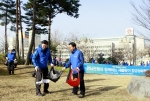 경남은행 박영빈 은행장(사진 왼쪽)이 직원들과 함께 ‘새봄맞이 환경정화활동’을 벌이고 있다.