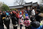 한국교직원공제회는 3월 31일부터 1박 2일간 경주에서 ‘역사 속 세상여행’ 문화탐방 행사를 성황리에 개최했다. 사진은 자전거 투어 후 경주 교동에 위치한 최씨 고택에서 유적 설명