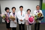 근속 30년 표창 수상자들과 서교일 학교법인 동은학원 이사장이 기념촬영을 하고 있는 모습