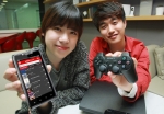KT는 4월 3일부터 올레닷컴에서 모토로라의 스마트폰 ‘레이저(XT910K)’를 사면 소니의 인기 게임기 ‘플레이스테이션3(PlayStation3, PS3)’를 무료로 제공하는 ‘