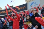 지난 4월 7일(土) 인천 문학경기장에서 있었던 프로야구 시즌 개막전에서 SK하이닉스 임직원들이 SK와이번스 승리를 응원하고 있다