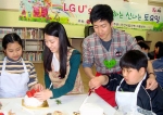 LG유플러스(부회장 이상철 / www.uplus.co.kr) 임직원들이 저소득•다문화 가정 청소년들을 위한 창의 체험 활동의 일환으로 ‘U+와 함께하는 신나는 토요일’ 프로그램을 