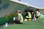부산지역 사회복무요원들로 구성된 재능나눔 봉사동아리 ‘사회복무벽화지원단’은 4월 7일 부산 영도에 위치한 와치종합사회복지관에서 벽화그리기 자원봉사를 펼쳤다.