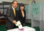 서울 중랑을 민주통합당 박홍근 후보 내외가 투표하고 있다