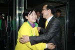 서울 중랑구 갑.을 지역의 서영교, 박홍근 당선자가 환한 웃음으로 서로를 축하하고 있다.