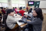 삼성전자가 디지털 교육기업 시공미디어와 함께 서울 구룡초등학교에 '슬레이트PC 시리즈7'을 활용한 스마트 교실을 시범 운영한다. 사진은 시범 교실로 선정된 구룡초