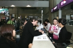 LG유플러스(부회장 이상철 / www.uplus.co.kr) 인천공항 로밍센터가 새롭게 확장되면서 로밍센터 이용객이 확장이전 전보다 3배 가량 늘어났다. 사진은 해외여행 고객이 인