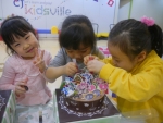 뚜레쥬르가 초콜릿케이크와 장식물이 별도로 구성된 놀이용 케이크인 <내가만드는폴리케이크>를 4월 20일 출시하고 4만개 한정 판매한다.
