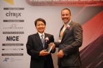 SK텔레콤 한남석 IT 기술원장(사진 왼쪽)이 Telecom Asia측으로 부터 'Best Mobile Carrier'상을 수여받고 있다.