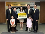 민병덕 은행장(오른쪽 두번째)이 김연아 선수(가운데), 신희영 한국백혈병어린이 재단 이사(왼쪽 두번째), 한국백혈병어린이재단 홍보대사 어린이들과 기념촬영 하고있다.