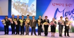 ‘2012 장애인고용촉진대회’에서 이채필 고용노동부장관(왼쪽에서 여섯 번째)과 장애인고용촉진유공 정부포상 수상자가 기념촬영을 있다.