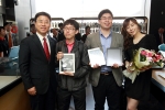 KT는 4월 20일 오전 8시부터 전국 올레매장과 올레닷컴(www.olleh.com)에서 ‘새로운 iPad’의 Wi-Fi+4G와 Wi-Fi 모델 개통을 시작했다. 사진은 왼쪽부터 