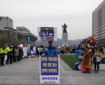 애국주의연대 최용호 대표가 18일 광화문 광장 이순신장군 동상앞에서 북한 로켓발사 규탄 릴레이 일인시위를 하고 있다.