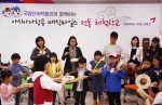 21일(토) 서울시 종로구 국립민속박물관에서 열린 <아시아나항공 매직마일스 전통 체험학교>에서 참가 어린이들이 부모와 함께 소고춤을 배우고 있다.