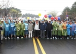 제1회 건강보험 건강달리기 축제에서 김종대 건보공단 이사장, 손건익 복지부차관, 홍보대사와 참가자들이 출발에 앞서 파이팅을 외치고 있다.