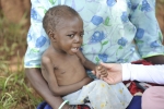아프리카 말라위 지역의 한 아동이 말라리아 감염으로 신음하고 있다. 국제구호개발 NGO 굿네이버스는 말라리아로 고통받는 아동들을 위해 아프리카 빈곤국을 중심으로 살충모기장 보급 및