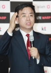 23일 부산 해운대 앞바다 유람선에서 진행된 기자간담회에서 KT 표현명 사장이 LTE 전국망에 대해 설명하고 있는 모습.