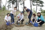 BMW 그룹 코리아(대표: 김효준)는 지난 20일 서울시 뚝섬지구 서울 숲에서 임직원들이 서울 숲 가꾸기 봉사활동을 펼쳤다.